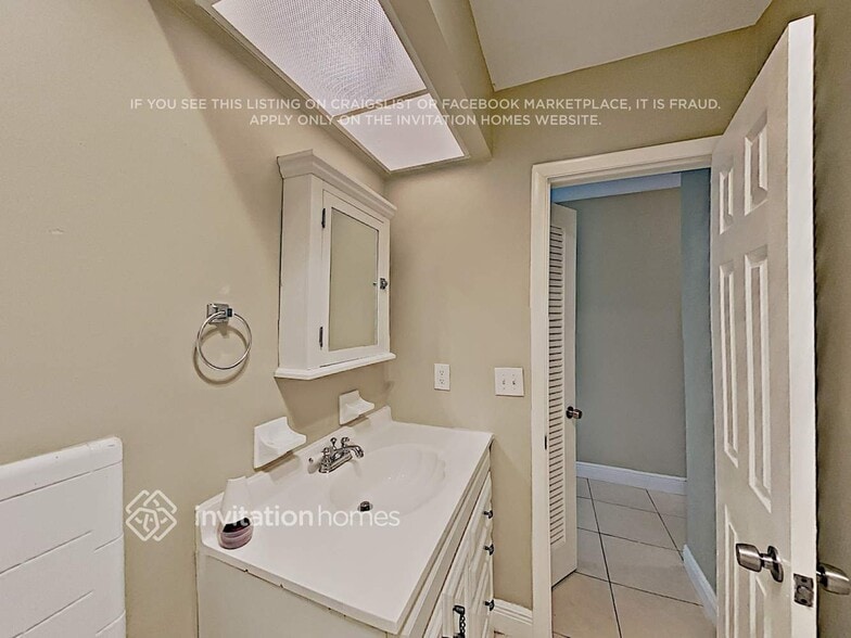 Building Photo - 2240 NE 62nd Ct