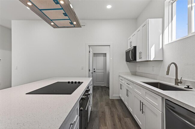 Building Photo - 511 Sweetwater Dr