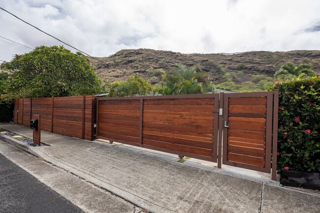 Building Photo - Privately Gated, Cool, Furnished Home, Tuc...