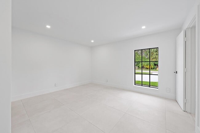 Building Photo - 391 W Riverside Dr