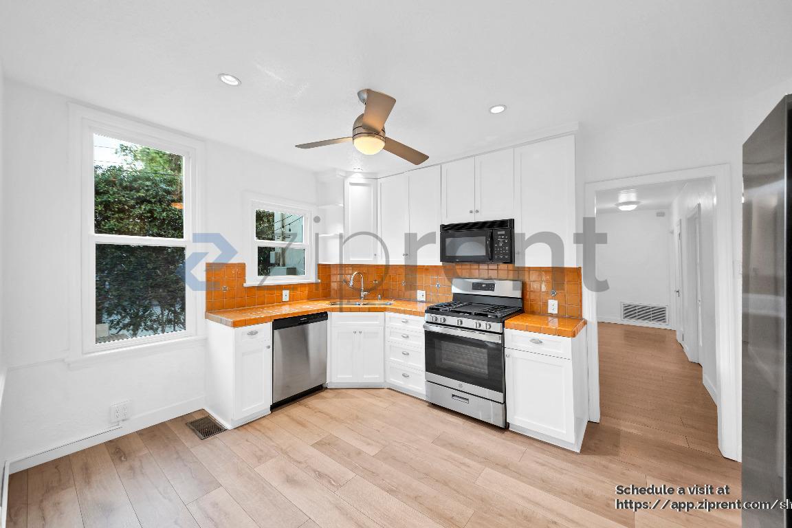 Building Photo - 5160 San Vicente Blvd