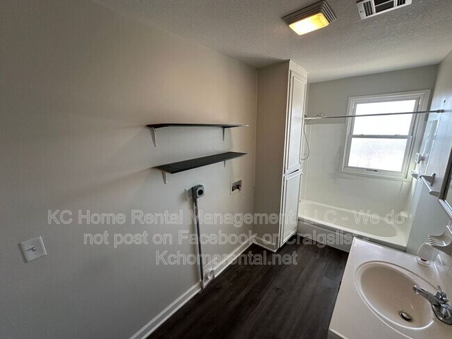 Building Photo - 1114 E Myrtle St