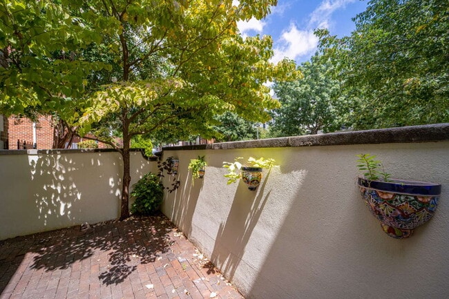 Building Photo - Charming End Townhouse in Prime North Old Town Location