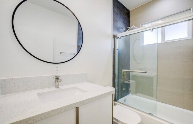 Building Photo - 5639 Riverton Ave