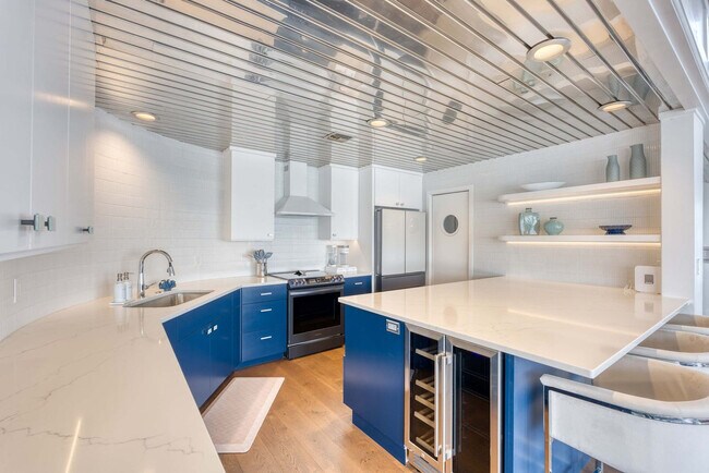 Building Photo - 3307 NE Marine Dr
