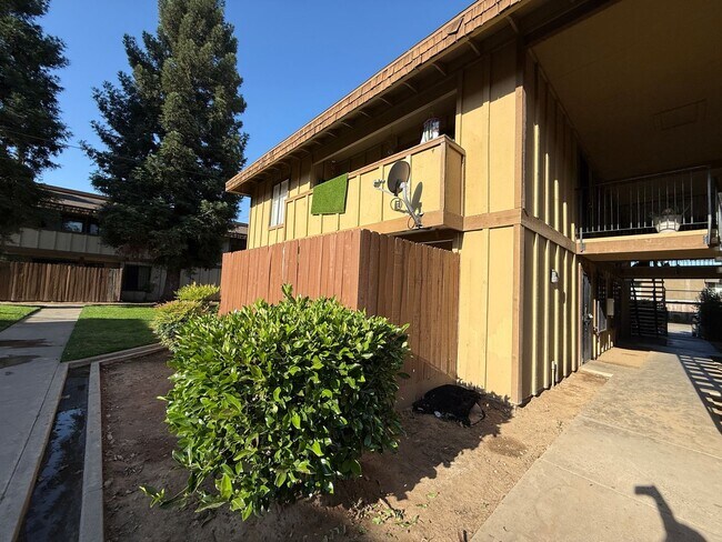 Building Photo - Downstairs 2 bedroom, 1 bathroom condo loc...