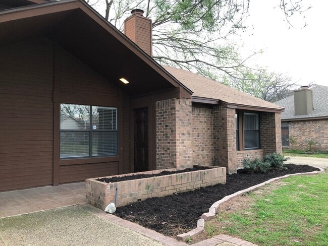 Building Photo - 208 E Denton Dr