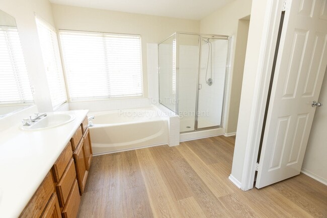 Building Photo - Beautiful home in Sunset Glen with 4 bedrooms 2.5 bath, 1726 Sq Ft available NOW