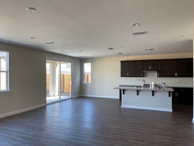 Building Photo - 3 Bedroom 2 Bathroom