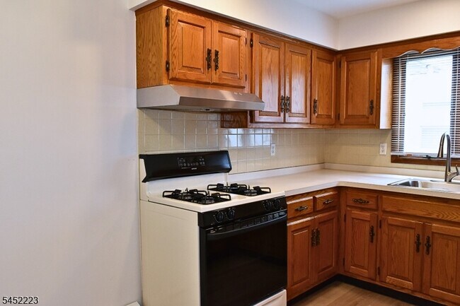 Building Photo - 28 Elmhurst St