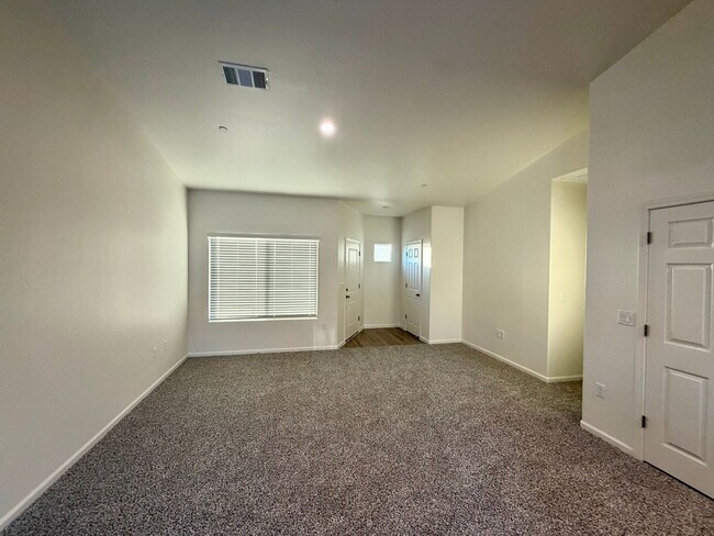 Building Photo - Make yourself at home in this delightful Delano single-family residence!