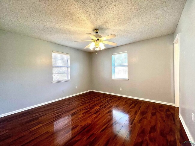 Building Photo - Beautiful 3 Bedroom home in Pine Tree ISD