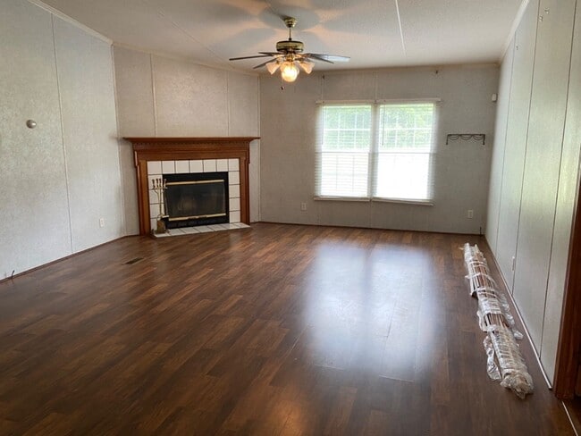 Building Photo - 3 bedroom 2 bath Mobile Home on 1 acre in Jasper