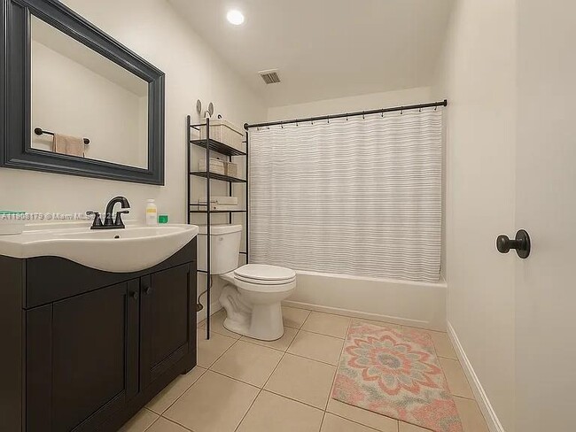 Building Photo - 5332 NE 6th Ave