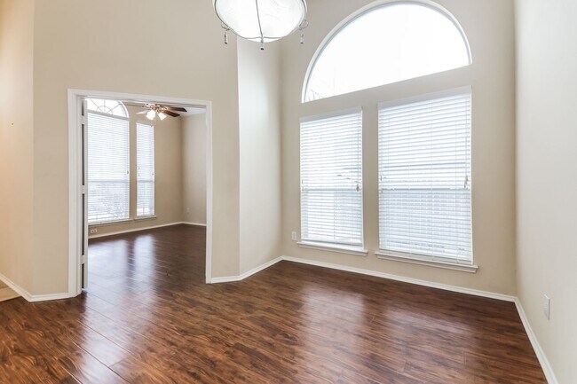 Building Photo - $1,995 4 Bed/2 Bath/2 Garage Ready for Move-in Rockwall Home in Highland Meadows