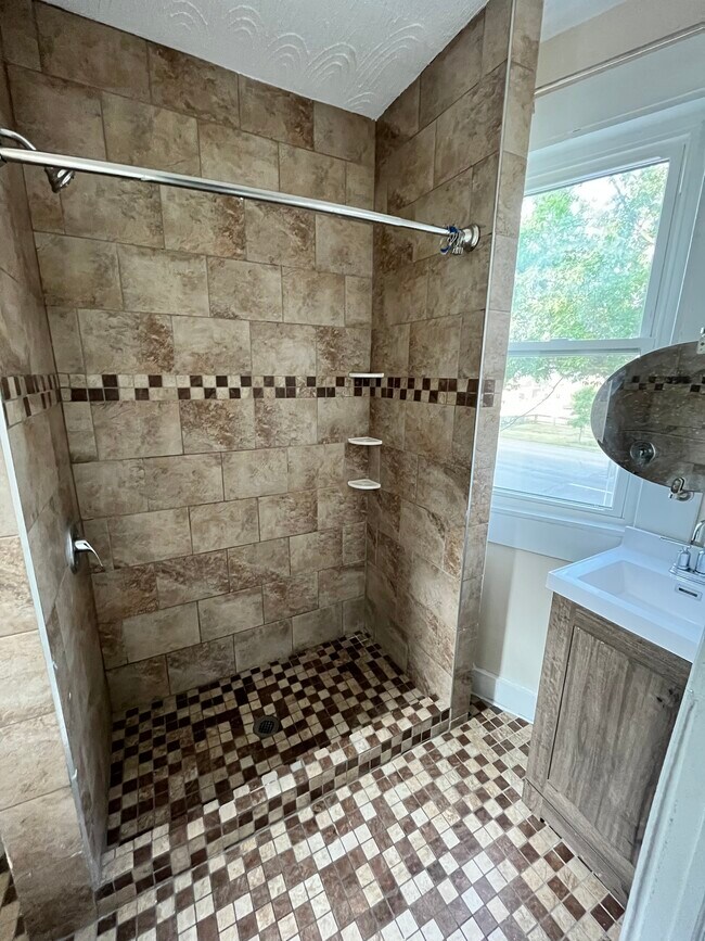 Building Photo - 2954 Central Pky