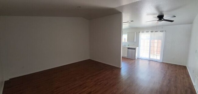 Building Photo - Turlock 2 Bedroom 2 Bath with Garage Triplex