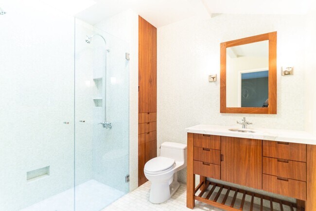 Building Photo - Beachwood Canyon 2b2b Home - Intentional F...