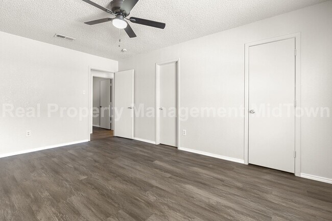Building Photo - Spacious 2-Bedroom Duplex in South Fort Wo...