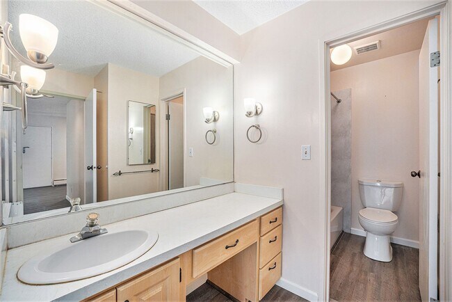 Building Photo - Beautifully Updated Condo In Desirable Sou...