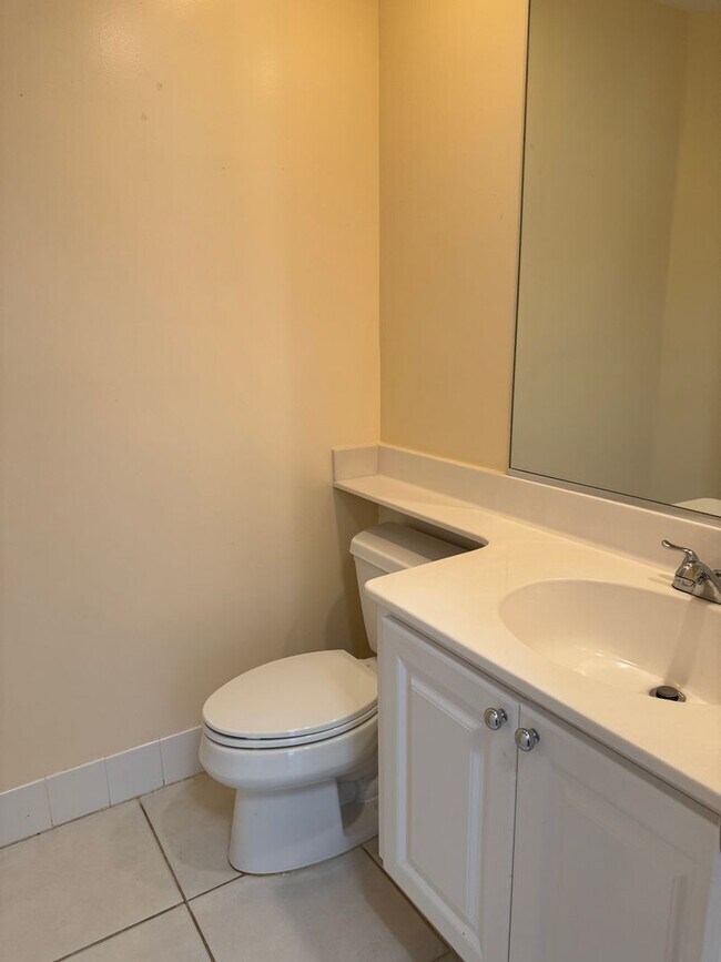 Building Photo - Lakeside Luxury Living in Island Walk – 3B...