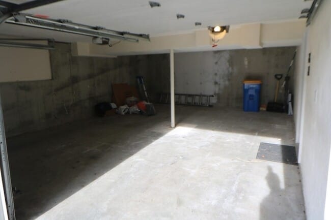 Building Photo - 143 Grovers Ave
