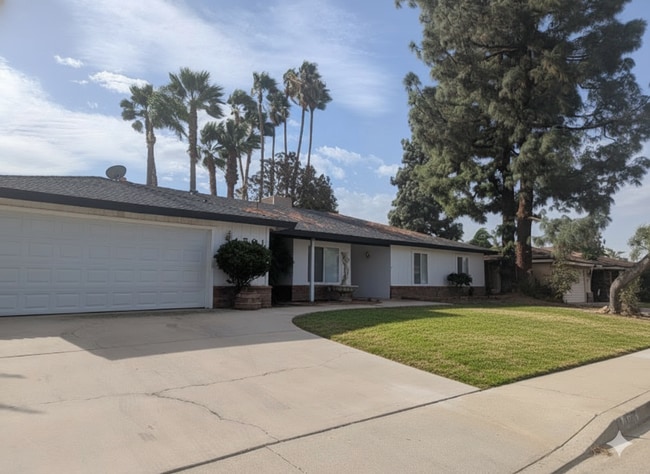 Primary Photo - Beautiful 4 Bedroom House in NW Bakersfield with Pool!