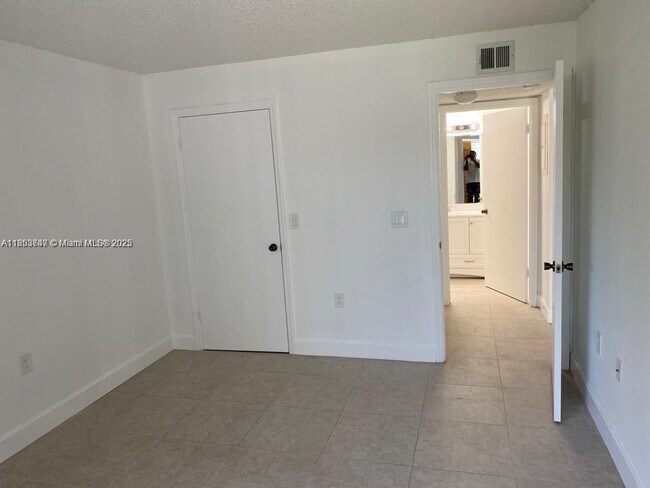 Building Photo - 12540 Vista Isles Dr