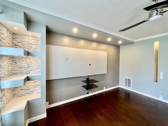 Building Photo - Beautifully Updated 3 Bedroom Town Home