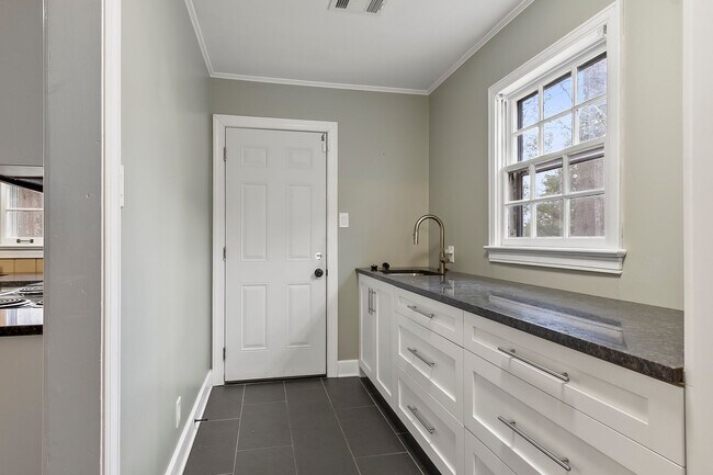 Building Photo - Druid Hills Charmer Available NOW!