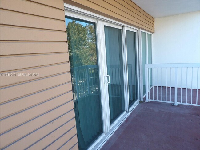 Building Photo - 2740 SW 28th Terrace