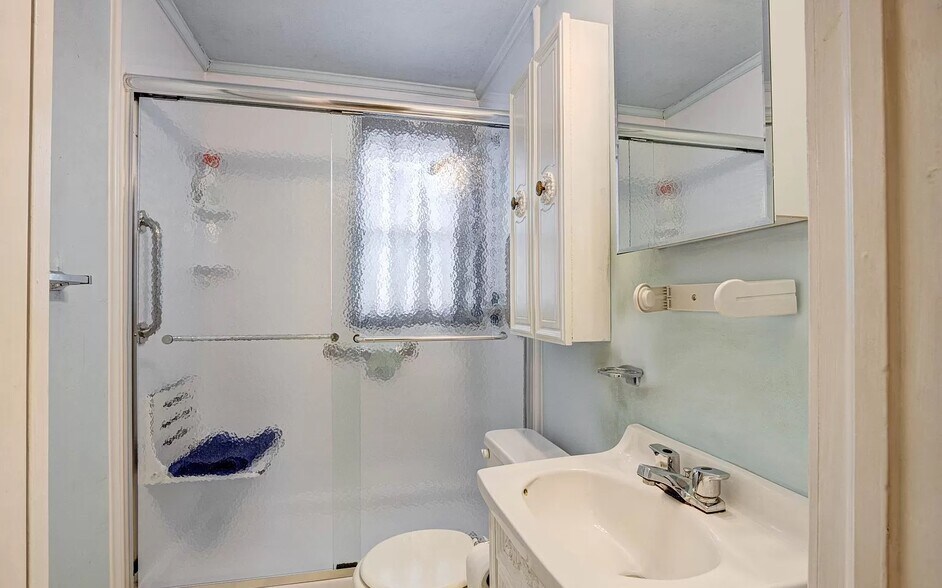 Upstairs Bathroom/Shower - 1935 Searles Rd