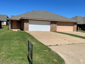 Building Photo - 3 bed 2 bath duplex in Chickasha