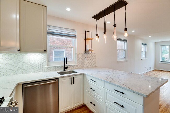 Building Photo - 5513 Chillum Pl NE