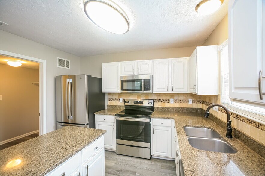 Building Photo - 16722 Maraschino Dr