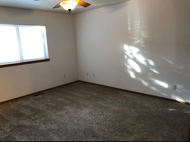 Building Photo - 501 E Walnut Cir