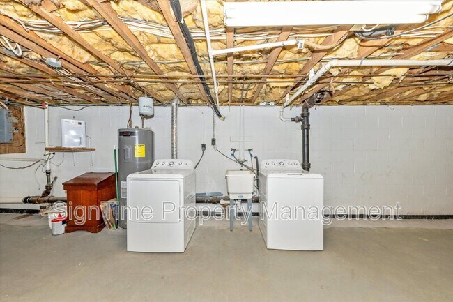 Building Photo - 11025 Rosewood Dr