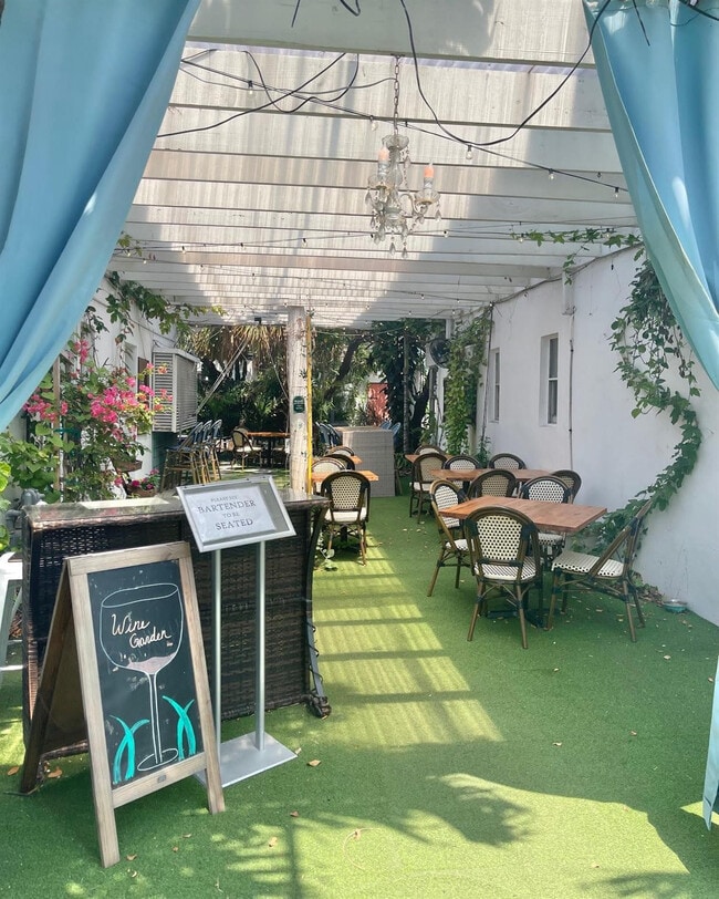 Building Photo - 3000 Riomar St