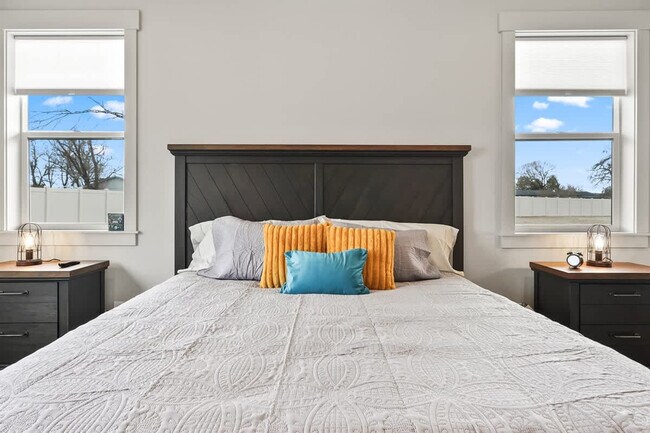 Building Photo - 303 CM Rdg Ln