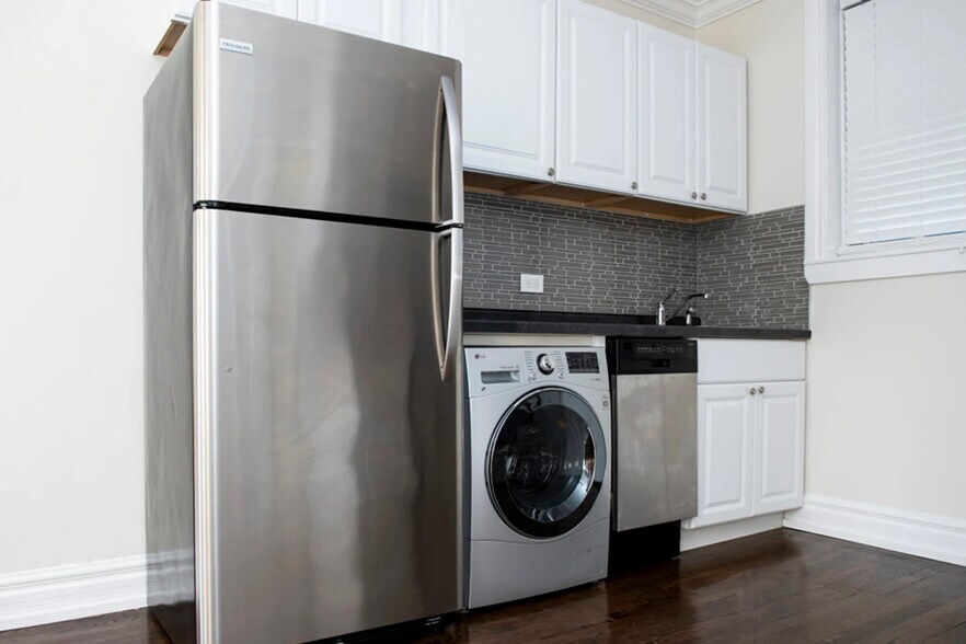 Building Photo - 1056 W Lill Ave