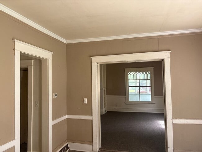 Building Photo - SPACIOUS 4 BEDROOM HOME READY TO WELCOME YOU