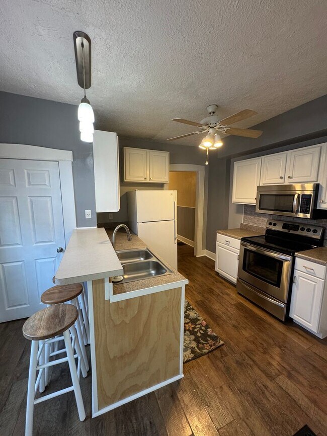 Building Photo - 1318 N Parker Ave