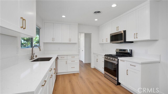 Building Photo - 1152 W Wakefield Ave