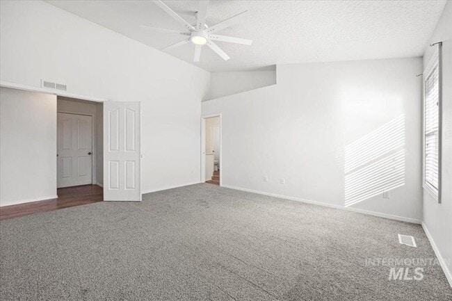 Building Photo - Great 4 bedroom plus bonus room