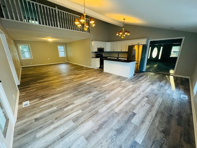 Building Photo - Stunning 8 bedroom House In Fantastic Neig...