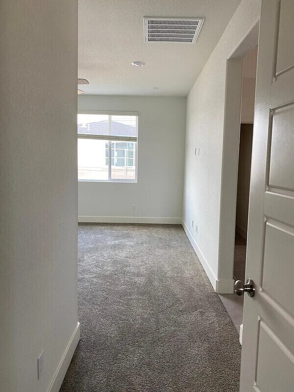 Building Photo - 2454 Fidalgo Wy
