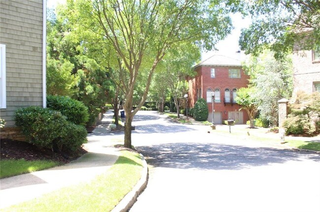 Building Photo - 704 Longleaf Dr NE