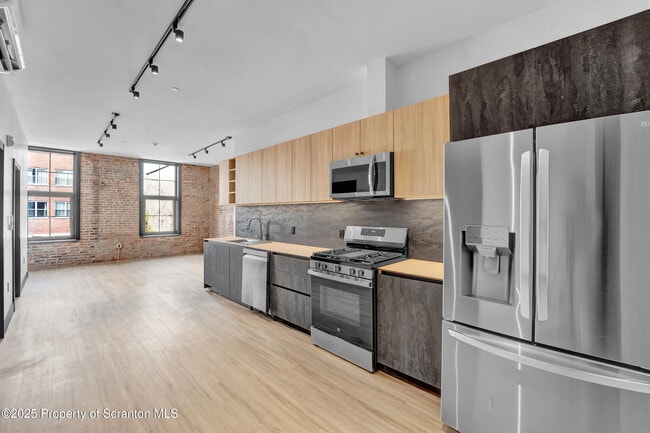 Building Photo - 115 Penn Ave