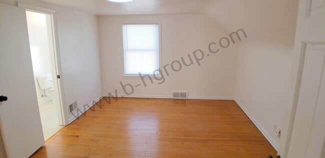 Building Photo - New Listing!
