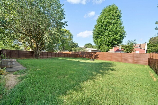 Building Photo - Pet Friendly Three Bedroom in Sango!